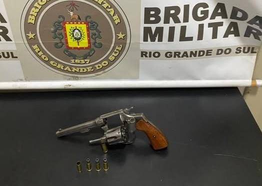 Arma foi apreendida pela Brigada Militar durante abordagem; motorista estava embriagado