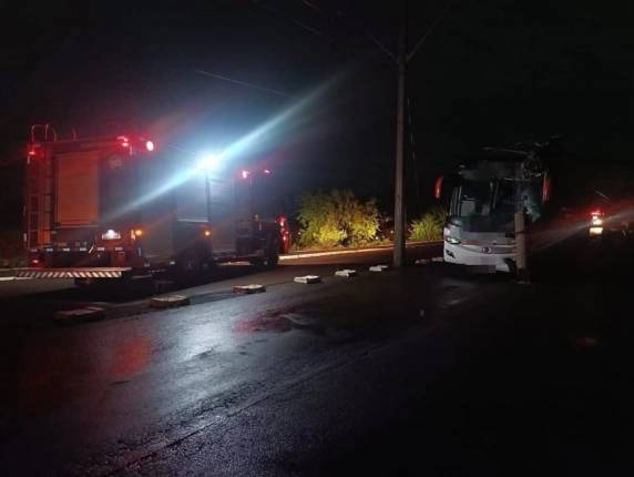 Ônibus colide contra poste na entrada de Erebango - foto 2