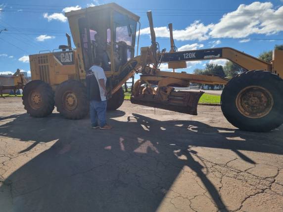 Carreta fica imobilizada em trevo da RS-342 em Três de Maio - foto 3