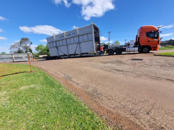 Carreta fica imobilizada em trevo da RS-342 em Três de Maio - foto 4