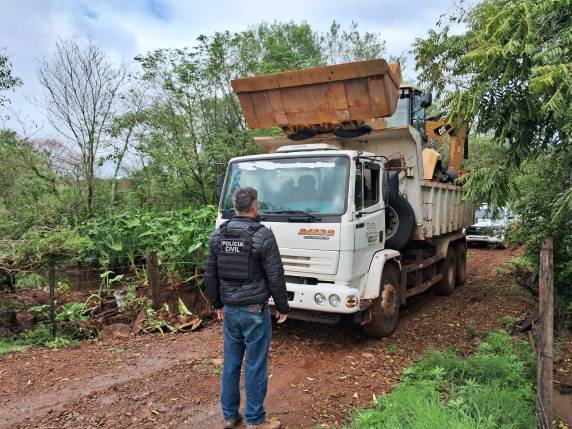 Operação conjunta localizou caminhão e retroescavadeira em pátio de residência