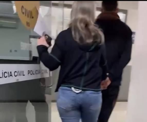 O indivíduo possui antecedentes policiais por tráfico de drogas, homicídio, porte de arma de fogo de uso restrito e roubo