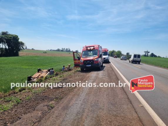 Veículo capota após saída de pista na BR-472 em Três de Maio - foto 2