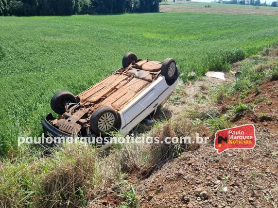 Veículo capota após saída de pista na BR-472 em Três de Maio - foto 5