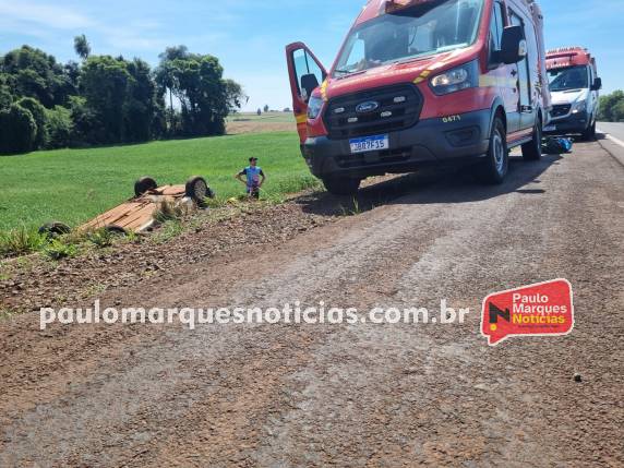 Veículo capota após saída de pista na BR-472 em Três de Maio - foto 4