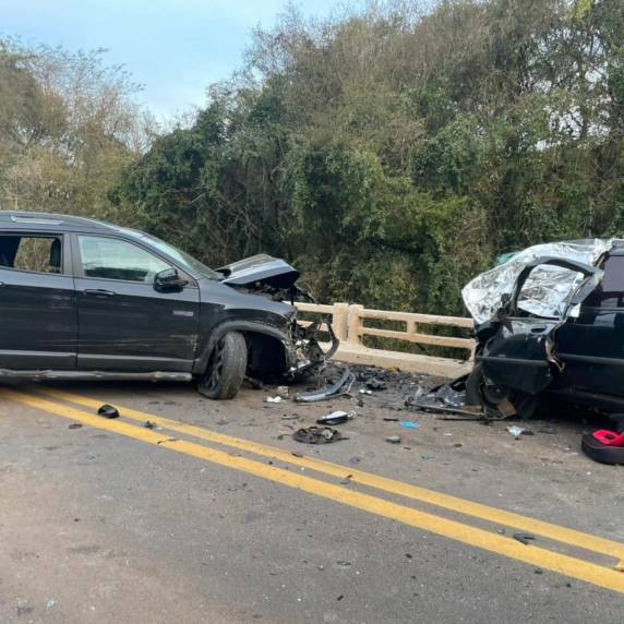 Colisão frontal entre Fiat Siena e caminhonete Fiat Toro deixa duas pessoas mortas na BR-285 - foto 2