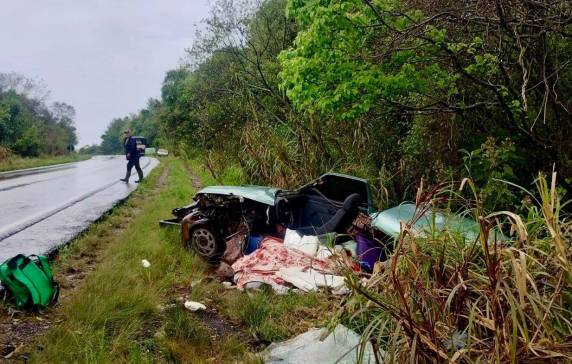 Carro teve o teto arrancado após colisão lateral com carreta; caroneira foi socorrida em estado estável