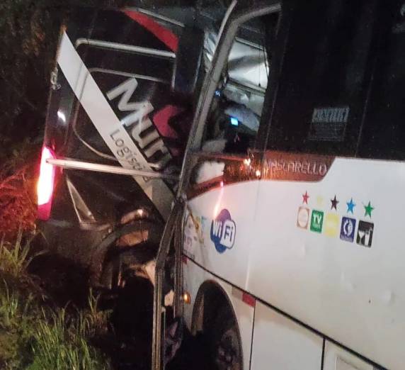 Grave acidente entre micro-ônibus e van deixa 16 pessoas feridas na ERS-324 em Passo Fundo - foto 2