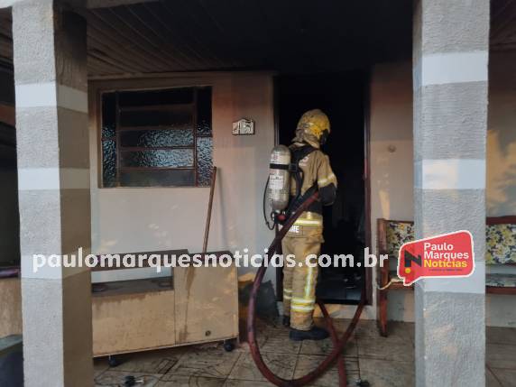 Fogo atingiu uma casa de alvenaria no bairro Guaíra na tarde desta quarta-feira (17)