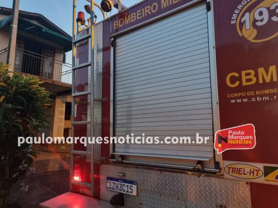 Bombeiros combatem incêndio que destruiu residência em Três de Maio - foto 2