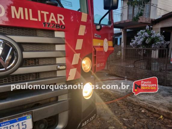 Bombeiros combatem incêndio que destruiu residência em Três de Maio - foto 3