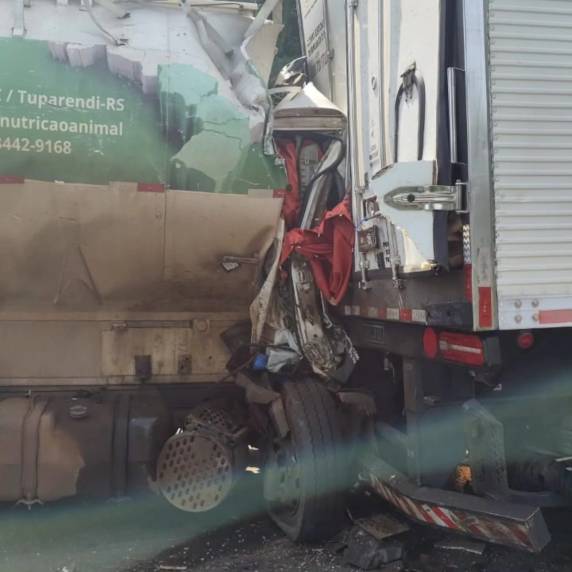 Grave acidente envolvendo seis veículos deixa uma mulher morta e bloqueia totalmente a BR-386 em Pouso Novo - foto 5