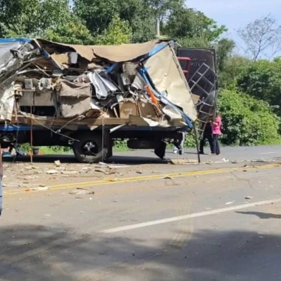 Grave acidente envolvendo seis veículos deixa uma mulher morta e bloqueia totalmente a BR-386 em Pouso Novo - foto 4