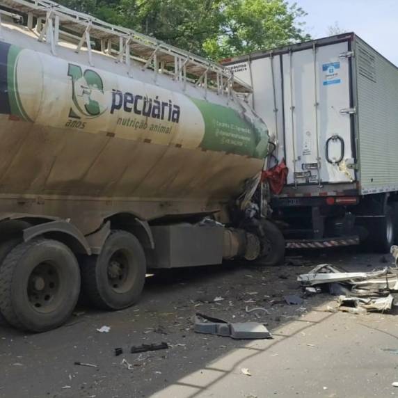 Grave acidente envolvendo seis veículos deixa uma mulher morta e bloqueia totalmente a BR-386 em Pouso Novo - foto 2
