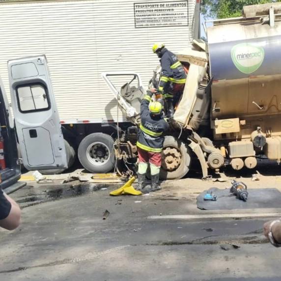 Grave acidente envolvendo seis veículos deixa uma mulher morta e bloqueia totalmente a BR-386 em Pouso Novo - foto 3