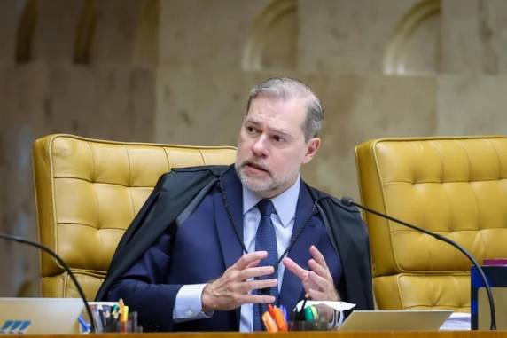 A proposta de emenda à Constituição estabelece a necessidade de autorização do Congresso Nacional para abertura de um inquérito ou processo criminal contra parlamentares