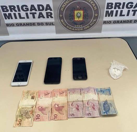 Brigada Militar apreende cocaína, celulares e dinheiro durante abordagem no Bairro Alvorada