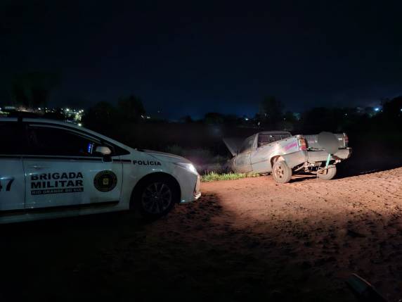 Caminhonete furtada foi abandonada após colisão em valeta no bairro Lambari