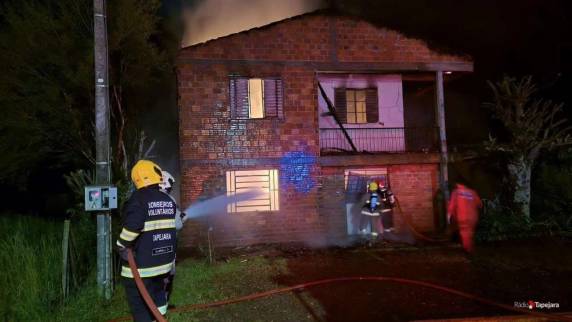 Idosa de 72 anos escapa sem ferimentos de incêndio que destruiu totalmente residência em tapejara