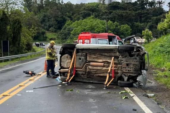 Ele era o condutor de um veículo Meriva que tombou sobre a rodovia federal por volta das 13h deste domingo (21)