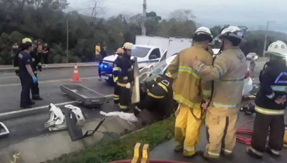 Colisão frontal entre Spin e Polo bloqueou trânsito no Vale do Itajaí na tarde de domingo (21)