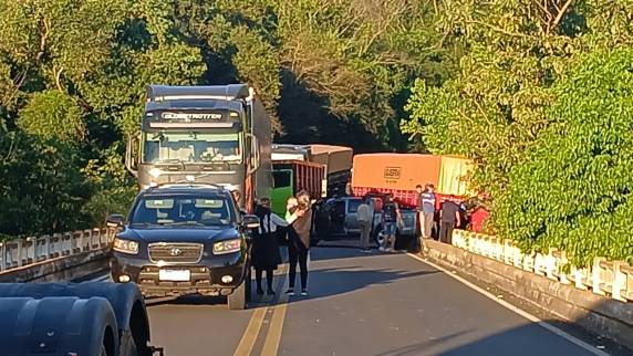 Acidente na ponte do Rio da Várzea bloqueia a BR-386, entre Iraí e Frederico Westphalen - foto 2
