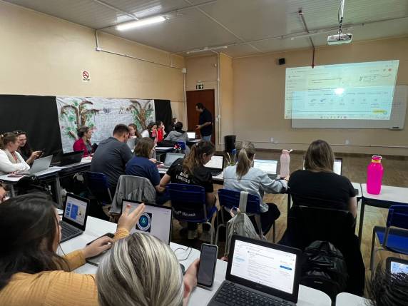 O objetivo é capacitar os educadores para que possam planejar estratégias pedagógicas