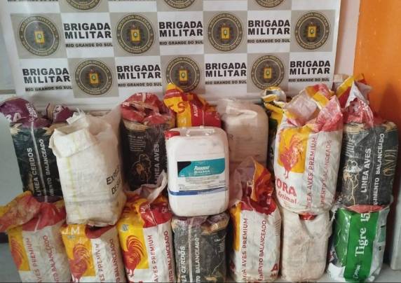 Durante patrulhamento no interior do município, policiais localizaram 25 galões de herbicida Paraquat, produto altamente tóxico e de comercialização restrita.