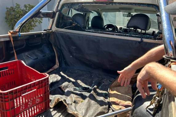 Duas outras pessoas, que estavam em uma moto, também se feriram. Polícia faz buscas pelo suspeito