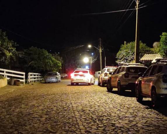 Crime ocorreu na noite desta sexta-feira (26) e teria sido motivado por desavença familiar; Polícia Civil investiga o caso