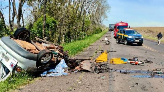 Condutor de 64 anos, preso às ferragens, faleceu no local; motorista do caminhão saiu ileso