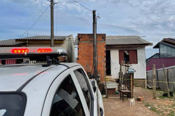 Suspeitos chegaram de carro e disseram ser da polícia antes de atingir vítima com diversos disparos de arma de fogo na tarde deste sábado (27)