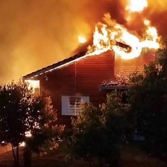 Fogo começou em uma casa nos fundos e se alastrou para a casa principal; ninguém ficou ferido