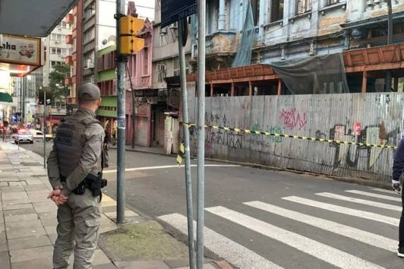 Vítimas foram atingidas do lado de fora de uma casa noturna. Autor dos disparos não foi identificado