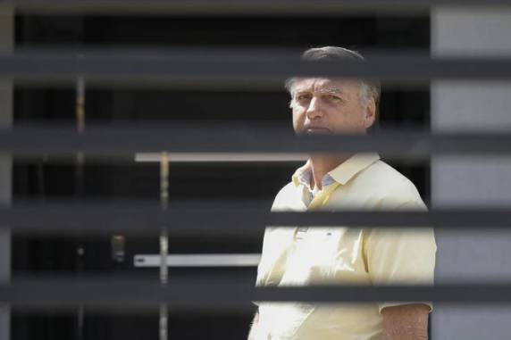 Vereador Carlos Bolsonaro, filho do ex-presidente, disse que avalia a necessidade de levar o pai ao hospital