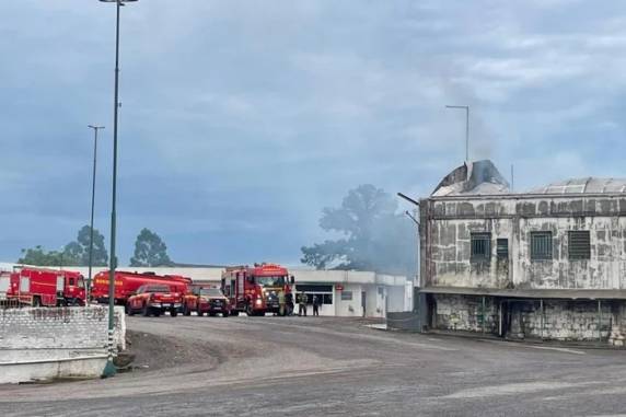 Fogo começou no almoxarifado da Coleurb durante a madrugada desta sexta-feira (3). Estrutura corre risco de desabamento