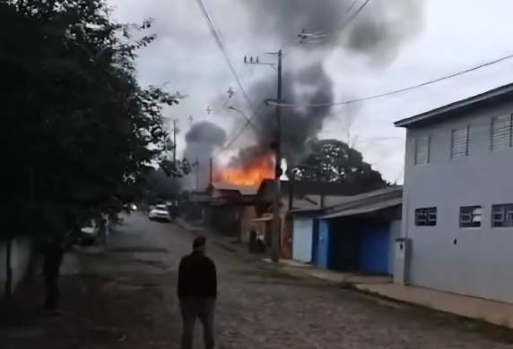 Fogo consumiu completamente uma casa no bairro Santa Fé na manhã desta sexta-feira (03)