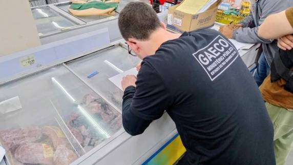 Segunda fase da Operação Camaleão investiga grupo econômico suspeito de fraudar licitações públicas em Porto Alegre, Canoas e Viamão, utilizando empresas do setor alimentício para simular competitividade e obter vantagens indevidas.