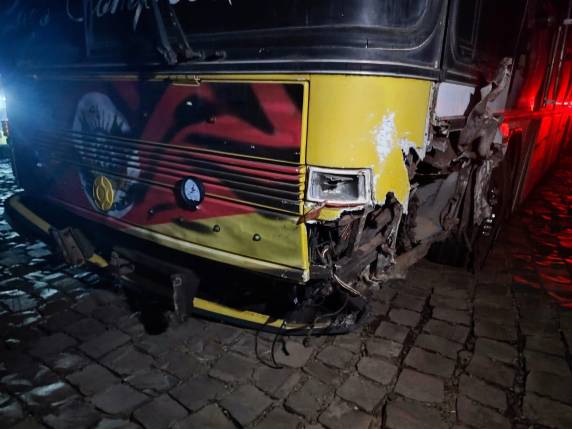 Duas pessoas ficam feridas em colisão entre carro e ônibus em Espumoso - foto 3