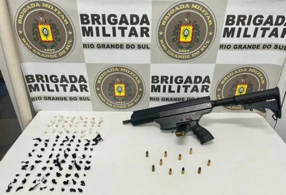 Suspeito foge e abandona mochila com submetralhadora e pedras de crack