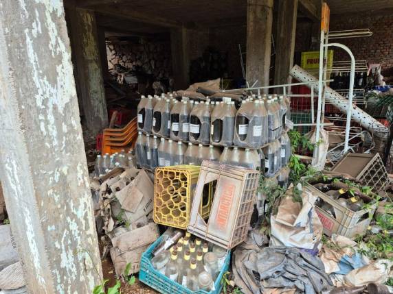 Operação constatou irregularidades em sete locais e resultou na interdição de um mercado pela Vigilância Sanitária devido à presença de fezes de roedores entre os produtos.