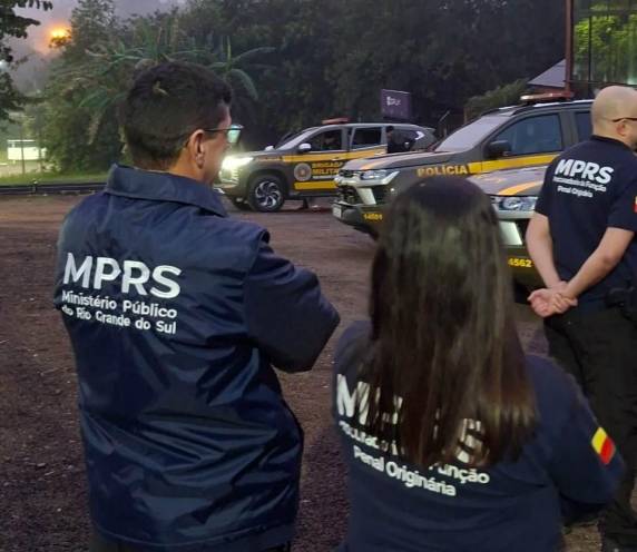 Operação Auxilium investiga possíveis fraudes em licitações que envolvem agentes públicos e empresas privadas em oito municípios gaúchos.