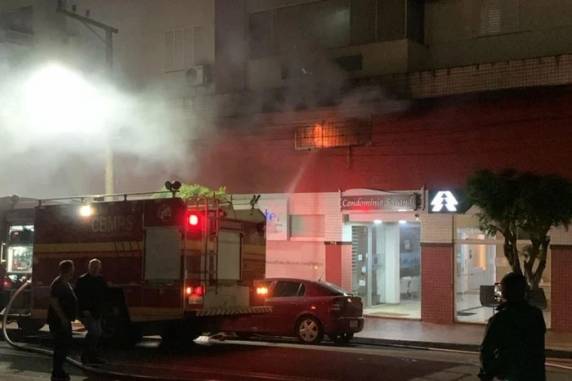 Fogo começou em edifício na noite de terça-feira (7). Um idoso está em estado grave e foi transferido para Porto Alegre