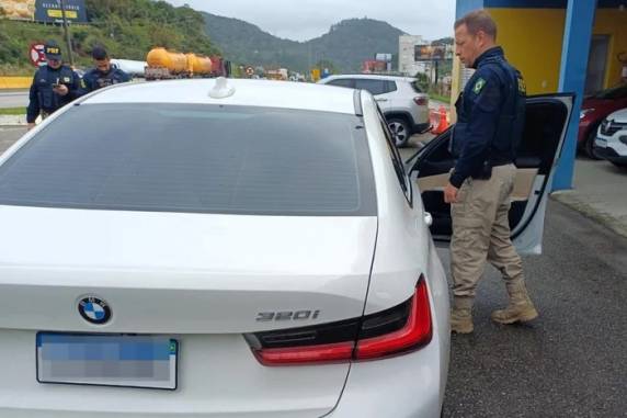 Modelo BMW 320i foi furtado em estacionamento no município de Santa Cruz do Sul