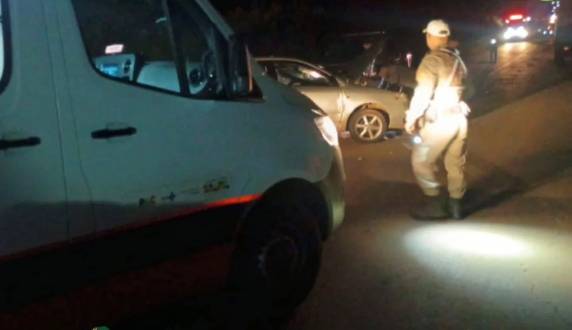 Motorista embriagado fica ferido em colisão frontal entre carro e caminhão na ERS-324, em Passo Fundo - foto 2