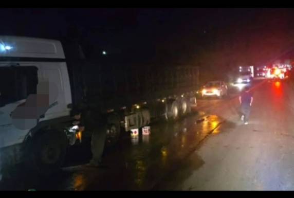 Motorista embriagado fica ferido em colisão frontal entre carro e caminhão na ERS-324, em Passo Fundo - foto 3