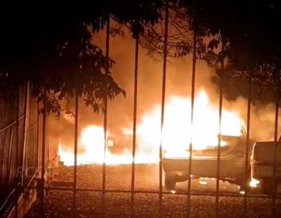 Chamas atingiram automóveis estacionados na Avenida São João na noite de quinta-feira; ação rápida dos Bombeiros evitou que o fogo se espalhasse.