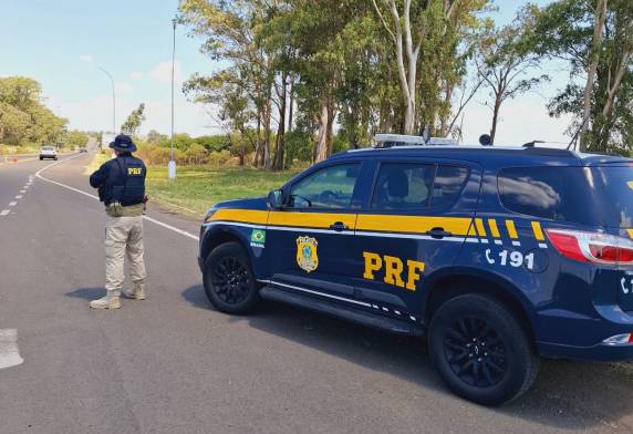 Durante abordagem da Polícia Rodoviária Federal, o motorista apresentou um documento falso e acabou preso em flagrante.