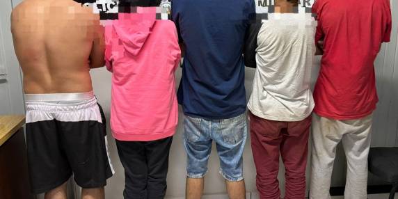 Forças de segurança cumprem mandados de busca e apreensão em diferentes pontos da cidade e apreendem drogas, balança, motocicleta e material para embalar entorpecentes