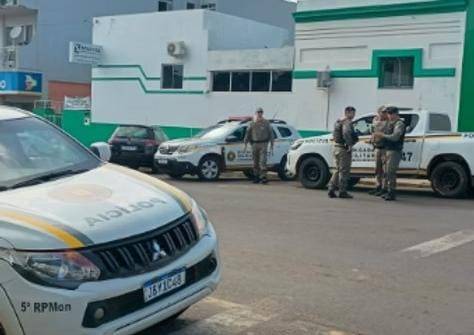 Crime ocorreu na manhã deste sábado (11); vítima de 36 anos foi surpreendida em casa e o agressor, de 47, foi localizado horas depois pela Brigada Militar
